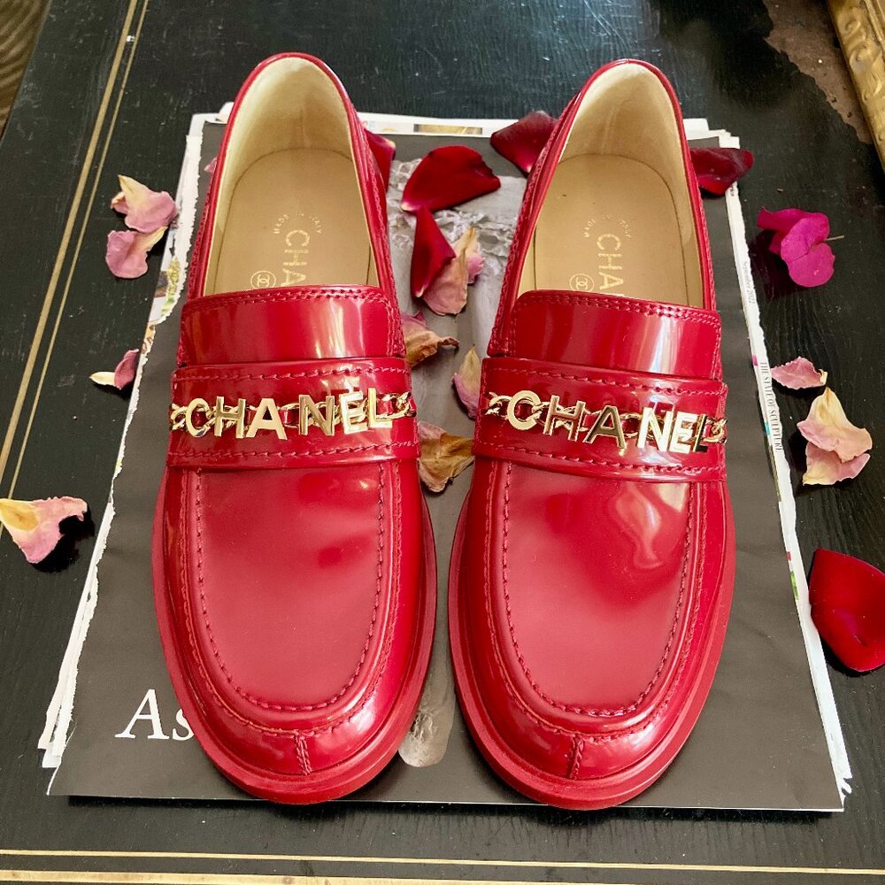 CHANEL 22C Bonnie and Clyde patent leather loafers gold logo chain 38 7 7.5